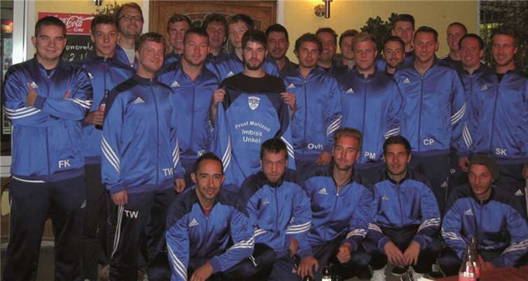 Im Anschluss trafen sich die Blau-Weißen zum zünftigen „Nachmittagessen“ beim Sponsor der Trainingsanzüge. privat