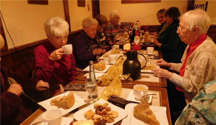 Im Anschluss trafen sich die Teilnehmer zum Plauderstündchen an der weihnachtlichen Kaffeetafel. Foto: privat