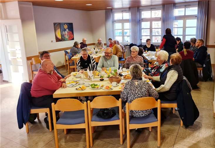 Im Anschluss versammelten sich viele Messbesucher zu einem österlichen Frühstück im Gemeindezentrum. Einige Frauen hatten alles frühlingshaft und reichhaltig vorbereitet. Fotos: privat