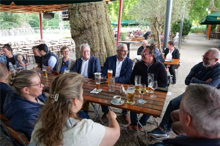 Im Anschluss waren auch die Angehörigen und Freunde der Ratsmitglieder im Biergarten am Deutschen Eck mit dabei, die diesen Nachmittag ausklingen ließen. Foto: Stephan Otto
