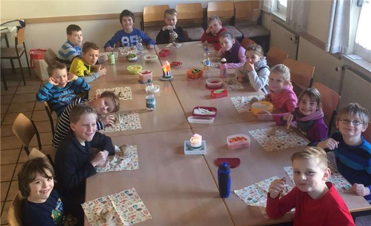 Im Anschluss wurde das selbst gebackene Brot geteilt und gegessen.privat