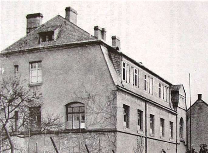 Im April 1968 gaben die Dominikanerinnen aus Arenberg das Mülheimer Krankenhaus in der Bassenheimer Straße auf. Das Gebäude (l.) wurde einige Jahre später von der Kirchengemeinde verkauft und sodann abgerissen. An seiner Stelle befindet sich heute ein Mehrfamilienhaus. GH