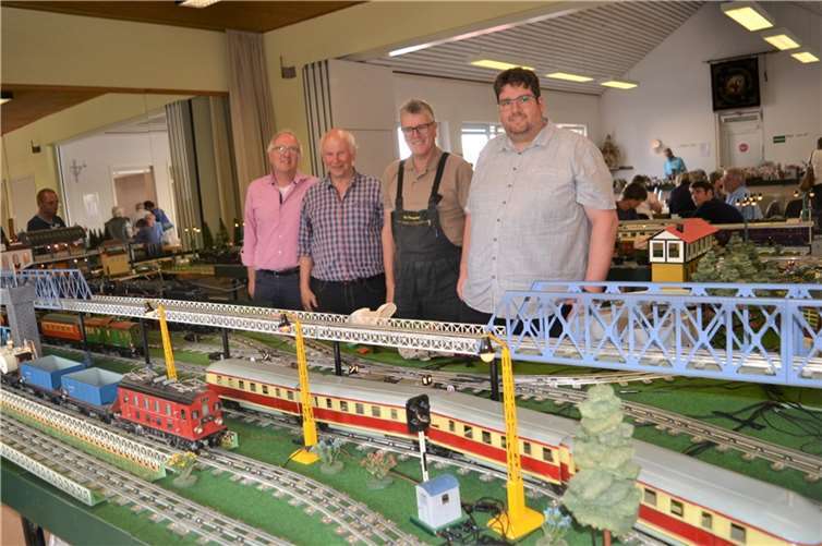 Historische Spielzeugeisenbahnen begeistern in Burgbrohl-Lützingen Im April 2023 wollen (von links) Thomas Doormann, Herbert Reinthal, Bernd Thul und Andreas Thul wieder in Burgbrohl die Züge rollen lassen. Foto: E.T. Müller