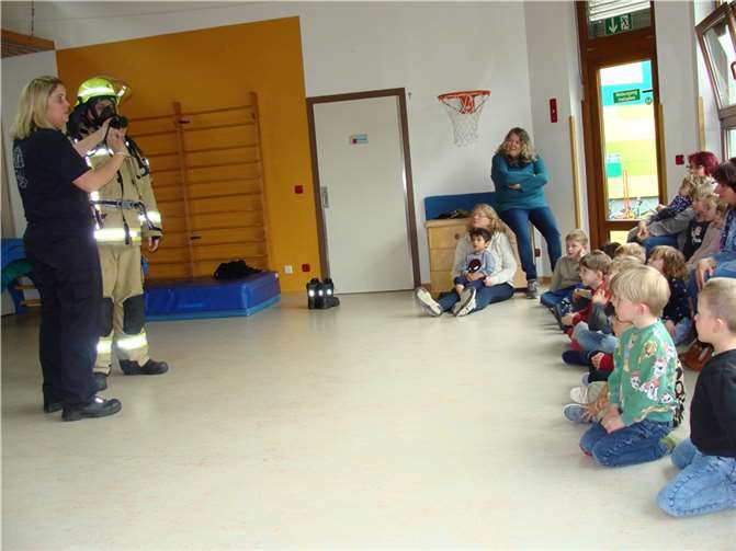 Im April fand in der Kita „Arche Noah“ wieder die jährliche Brandschutzerziehung in Zusammenarbeit der Freiwilligen Feuerwehr statt. Foto: privat