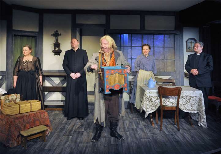 Im April gibt es im Schlosstheater „Die Pfarrhauskomödie“.Schlosstheater