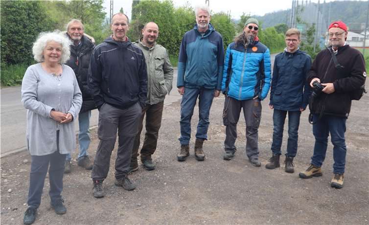 Im April haben sich die Nachzüchtenden des Apollos zur Aussetzaktion auf einer Projektfläche getroffen: v.li. Biggi Kaczmarek, Klaus Schurian, Jürgen Becker, Ronny Strätling, Thomas Reinelt, Arik Siegel, Daniel Müller und Jürgen Rodeland. Fotos: Jörg Hilgers