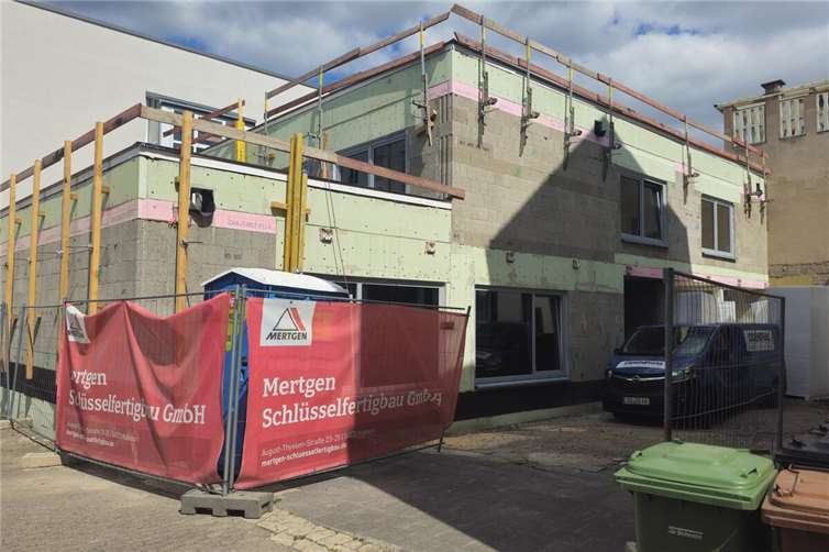 Neuwied: Rohbau der Tagesstätte für wohnungslose Menschen steht Im April war erster Spatenstich, jetzt ist der Rohbau des neuen „Schöppche“ an der Heddesdorfer Straße fertig. Foto: Stadt Neuwied / Teofil Abu-Mansur