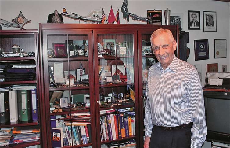 Im Arbeitszimmer bewahrt der Ulrich Wegener Auszeichnungen und Erinnerungsfotos auf. DL