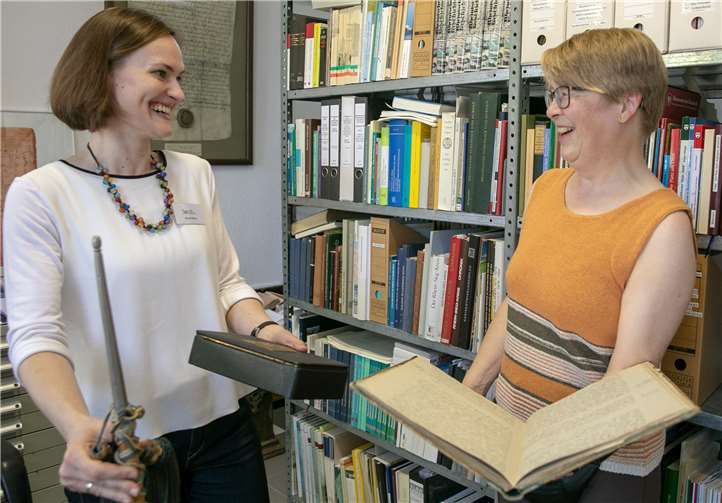 Im Archiv der Gemeinde Swisttal läutete Archivarin Hanna Albers die sehenswerten Ausstellungsobjekte, unter anderem auch für Dr. Maria Burger vom Verein Zehnthaus Odendorf.