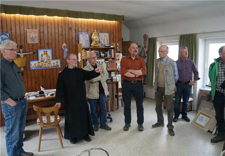 Im Atelier: Intensive Aufmerksamkeit für Bruder Josefs Ausführungen (v.l.n.r.) Heinfried Willer; Bruder Josef Belling; Kilian Schmitz; Bernd Kuha; Siegbert Utikal; Friedel Nass; Hermann Schäfer.