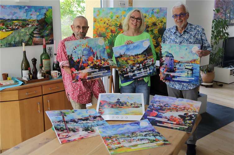 Im Atelier der Künstlerin präsentieren Johannes Klein, Miriam Montenegro und Carlo Wagner sieben Kunstkalender zugunsten von BrillenWeltweit. Foto: privat