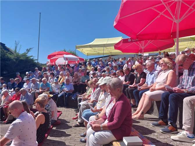 Im Atrium der Kirche wurde mit vielen Gästen der Gottesdienst gefeiert.  Foto: privat