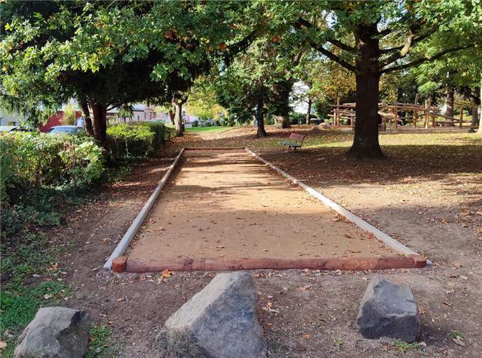 Im Auftrag der Stadtverwaltung Bendorf haben die Garten- und Landschaftsbauer der Firma Schoblocher die Boulebahn im vorderen Bereich des Stadtparks instandgesetzt.Foto: Stadt Bendorf