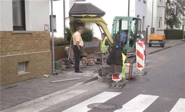 Im Auftrag der Stadtverwaltung wurden an drei wichtigen Straßenüberquerungen die Bordsteine abgesetzt.privat
