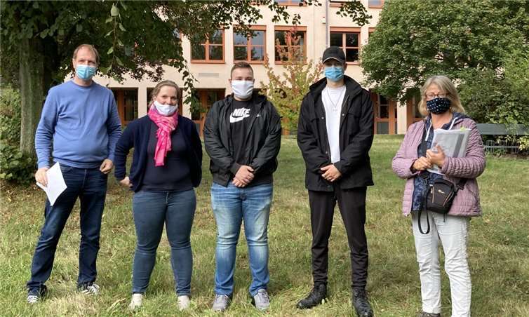 Im Auftrag und auf Anregung des Landrats, Dr. Alexander Saftig, der Kreisverwaltung Mayen-Koblenz und der IGS Maifeld besuchte Dip. Ing. Susanne Hildebrandt vom Ingenieurbüro für Umweltplanung, Koblenz, das Schulgelände. Begleitet wurde Frau Hildebrandt von den beiden SV-Vertretern Amer Lajic und Lucas Kretschmer, der Biologiefachvorsitzenden Monika Range-Schmitt, dem Hausmeister der Schule, Markus Adler, sowie Sylvia Langen, der stellv. Schulleiterin.Foto: privat