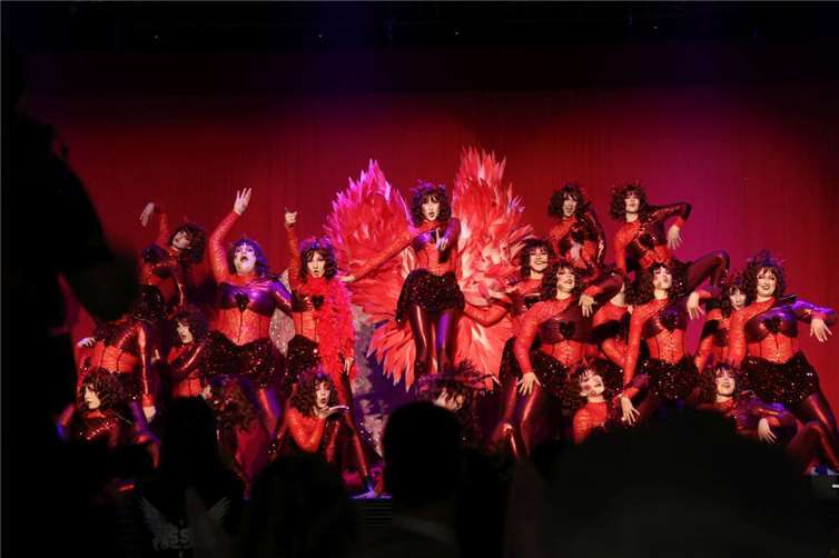 Im Auftrag von Amor unterwegs: die Tanzgruppe Passion.