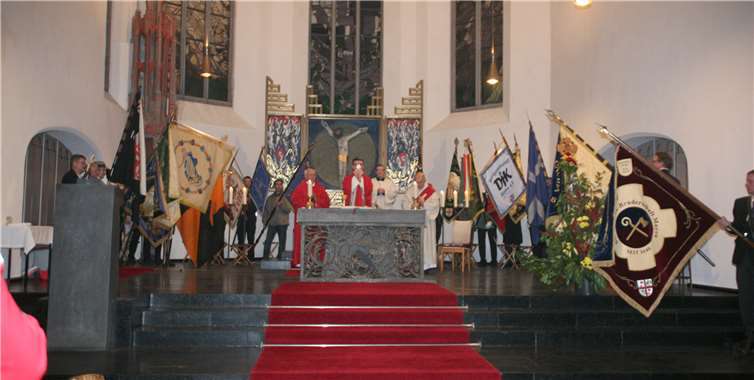 Im Augenblick der Wandlung werden alle anwesenden Fahnen zum Altar hin gesenkt.