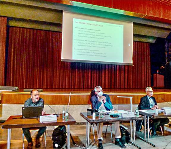 Im Ausschuss für Stadtentwicklung und Bauen referierte Holzbauingenieur Jörg Bühler zum Thema Rohstoff Holz, ein alternativer Baustoff (v.li.: Jörg Bühler, BM Banken und Ausschussvorsitzender Dr. Georg Wilmers).  Foto: privat