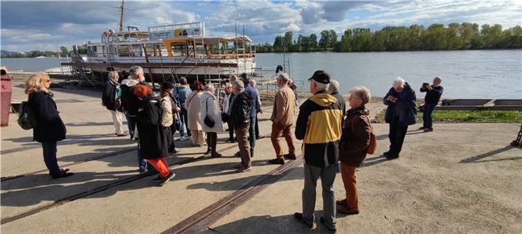 Im Außenbereich der Werft erklärt Herr Miebach-Oedekoven die Instandsetzung der einzelnen Schiffe und Fähren.