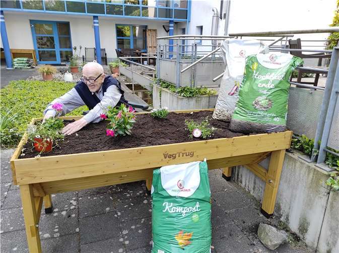 Im Außenbereich stehen zwei rollstuhlgerechte Hochbeete. Foto: privat