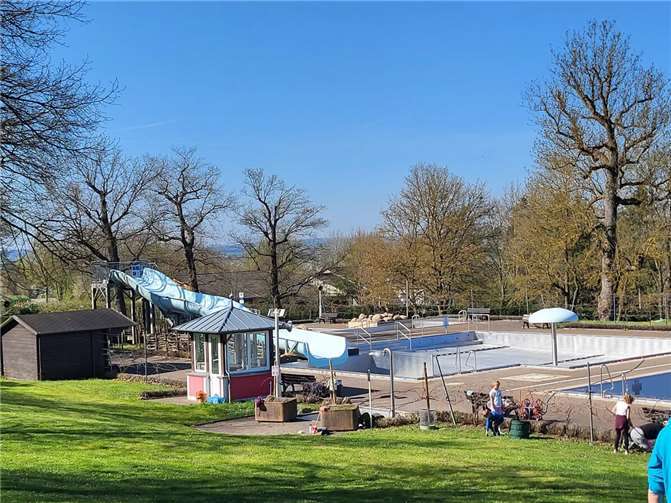 Im Außenbereich wurde kräftig angepackt.  Fotos: privat