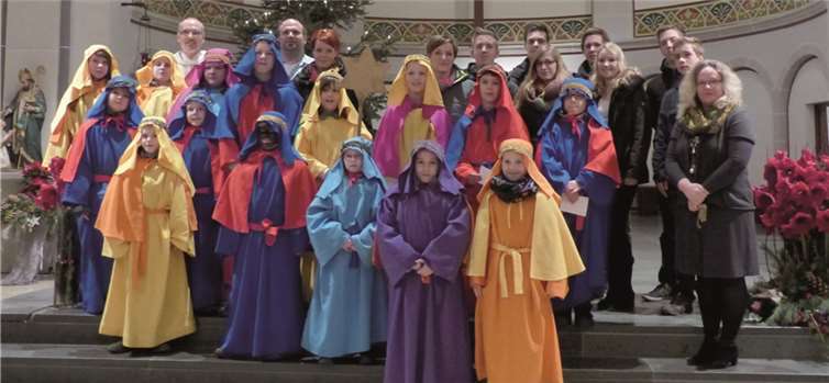 Im Aussendungsgottesdienst segnete Diakon Zell die Sternsinger und ihre Kreide.- VA-