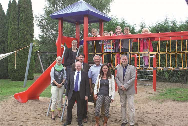 Im Außengelände ist ein neues Spielgerät für die Kita-Kinder aufgebaut worden.  DL