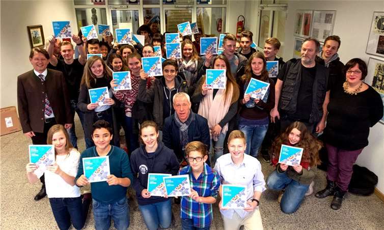 Im Ausstellungsraum „Muse“ überreichte Norbert Boden vom Kunstverein den MGL-Künstlern die „Rheinschiene“-Kataloge. DL