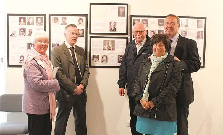 Im Ausstellungsraum der ehem. Synagoge stellten sich von links nach rechts Brunhilde Stürmer, Martin Levie, Richard Keuler, Harold Levie und Tamara Levie vor die Bilder der Vorfahren der Familie Berger. Privat