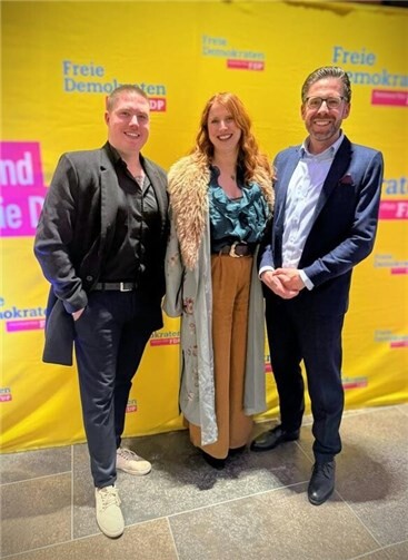 Im Austausch: Lars Streit, Nicole Falkenstein und Philipp Fernis, Justizminister des Landes Rheinland-Pfalz.  Foto: Jonathan Voss