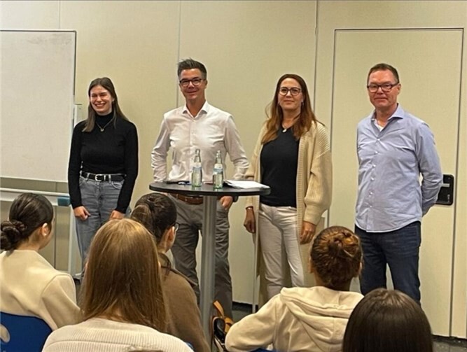 Im Austausch mit den jungen Menschen der Heinrich-Heine-Realschule plus (von links nach rechts): Schulsozialarbeiterin Joanna Zwick, Bürgermeister Peter Jung, Sonja Jensen, Koordinatorin Kinderfreundliche Kommune Neuwied, und Schulleiter Mike Klüber.  Foto: Bettina Thielecke