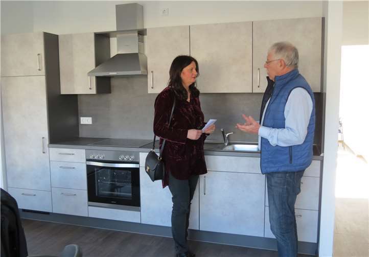 Im Austausch über Mehrgenerationenwohnen: Klaudia Follmann-Muth und Ortsbürgermeister Karl-Heinz Schlifter. Foto: privat