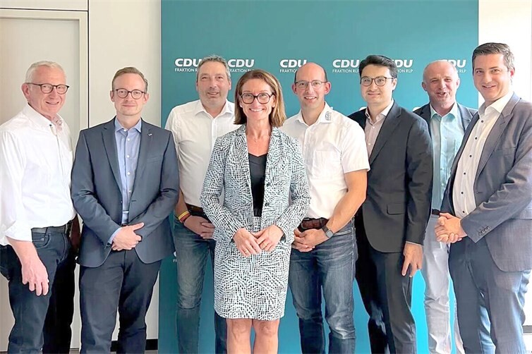 Im Austausch über die Arbeitsbedingungen im rheinland-pfälzischen Justizvollzug, v. l. n. r.: Guido Orthen MdL, Johannes Schäfer MdL, Mark Schallmo (BSBD), Petra Schneider MdL, Stefan Wagner (BSBD), Philip Rünz MdL, Michael König MdL und Janick Pape MdL.