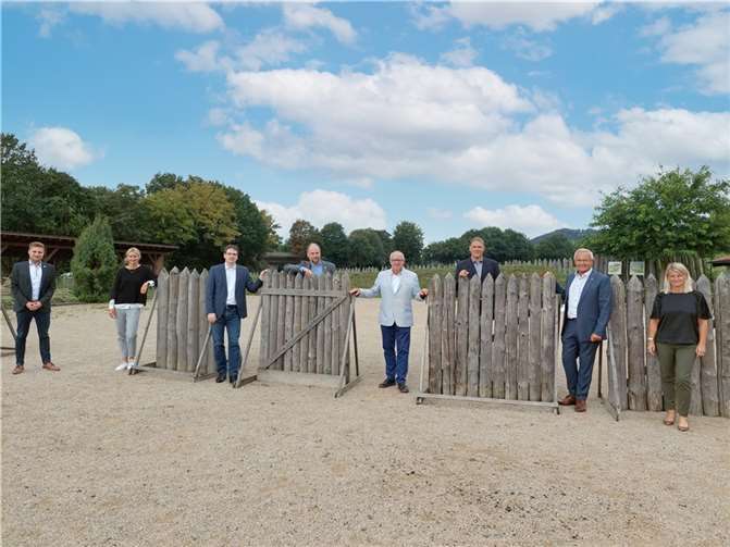 Im Austausch über gemeinsame Projekte für die Region Westerwald: (v.l.n.r.) Marvin Kraus (Wirtschaftsförderungsgesellschaft Westerwaldkreis), Maja Büttner (Westerwald Touristik-Service Montabaur), Harald Schmillen (Wirtschaftsförderungsgesellschaft Neuwied), Frank Wiesenberg (Geschäftsführer RömerWelt), Dr. Peter Enders (Landrat Kreis Altenkirchen), Lars Kober (Wirtschaftsförderung Kreis Altenkirchen), Achim Hallerbach (Landrat Kreis Neuwied) und Sandra Köster (Vorständin Wir Westerwälder). Foto: Wir Westerwälder