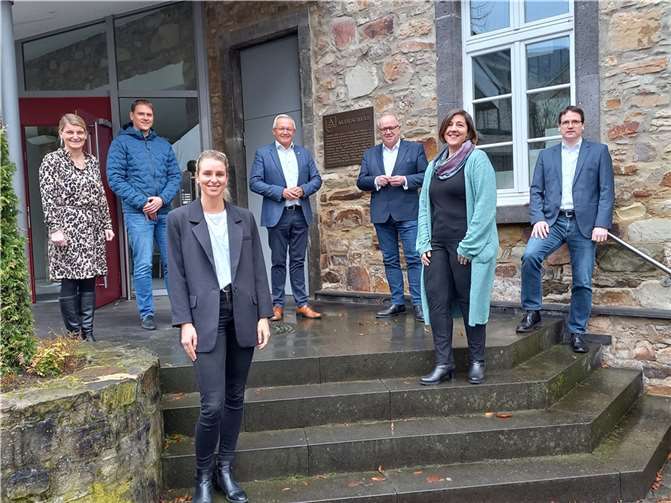 Im Austausch über gemeinsame Projekte für die Region Westerwald (v.l.n.r.): Sandra Köster (Vorständin, Wir Westerwälder), Maja Büttner (kommissarische Geschäftsführerin WW Touristik Service), Achim Hallerbach (Landrat Kreis Neuwied), Lars Kober (Leiter Wirtschaftsförderung Kreis Altenkirchen), Dr. Peter Enders (Landrat Kreis Altenkirchen), Katharina Schlag (Geschäftsführerin WFG Westerwaldkreis), Harald Schmillen (Geschäftsführer WFG Kreis Neuwied). Auf dem Bild fehlt Achim Schwickert (Landrat Westerwaldkreis). Quelle: „Wir Westerwälder“