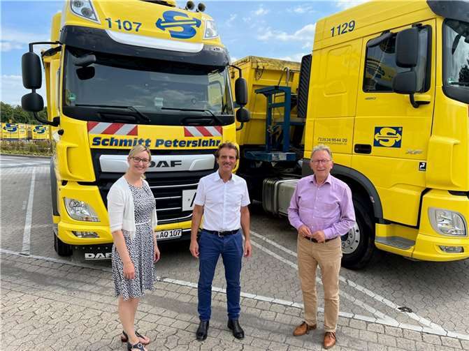 Im Austausch (v.li.) IHK-Regionalgeschäftsführerin Kristina Kutting, Geschäftsführer Dipl.-Kfm. Peter Schmitt und CDU-Bundestagsabgeordneter Erwin Rüddel. Foto: Reinhard Vanderfuhr/ Büro Rüddel