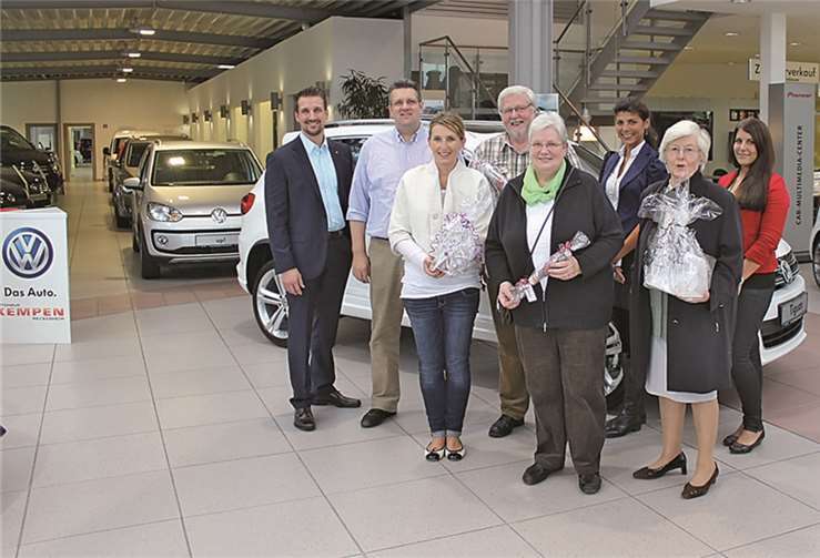 Im Autohaus Kempen gab es reichlich Grund zur Freude: Die Gewinner des Frühjahrs erhielten nun ihre Preise. privat