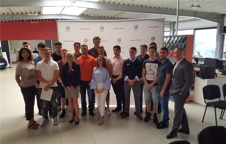 Im Autohaus wurden die neuen Mitarbeiterinnen und Mitarbeiter begrüßt. privat