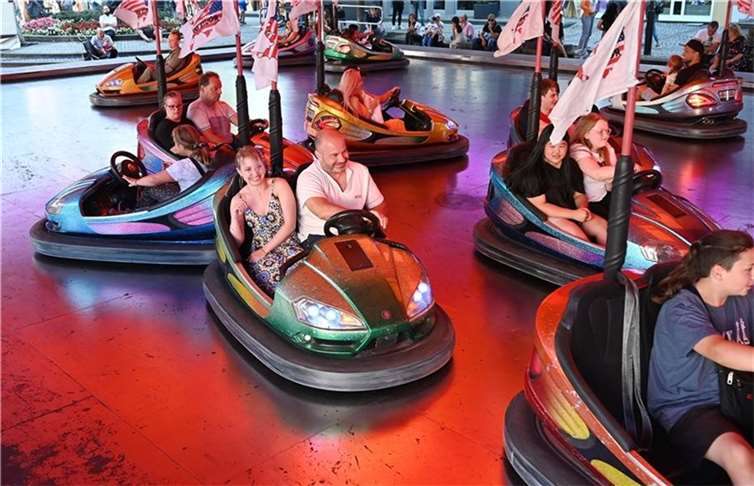 Im Autoscooter konnte jeder sein Fahrkönnen unter Beweis stellen - anrempeln war...