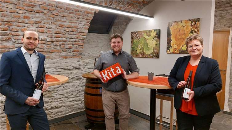 Im Bacchus-Keller in Brey freuen sich Dr Andy Schieler, Norman Schneider, Bürgermeisterkandidat, und Bettina Brück, Staatssekretärin, über die Anzahl von Zuschauenden. Foto: privat