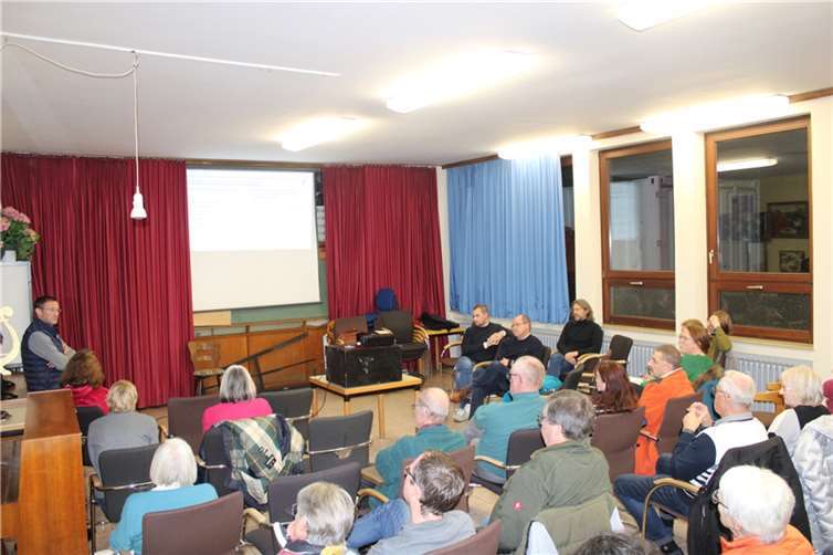 Im Bachemer Sängerheim informierte die Pfarrei Bad Neuenahr-Ahrweiler über mögliche Zukunftsszenarien der St. Pius Kirche.  Foto: DU