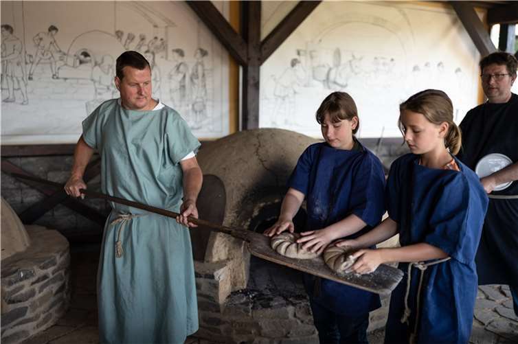 Im Backhaus werden Brote nach römischer Rezeptur gebacken.  Foto: Stephan Dinges