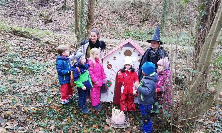 Im Bad Neuenahrer Wald spielten die Kinder das Märchen von Hänsel und Gretel. Fotos: privat