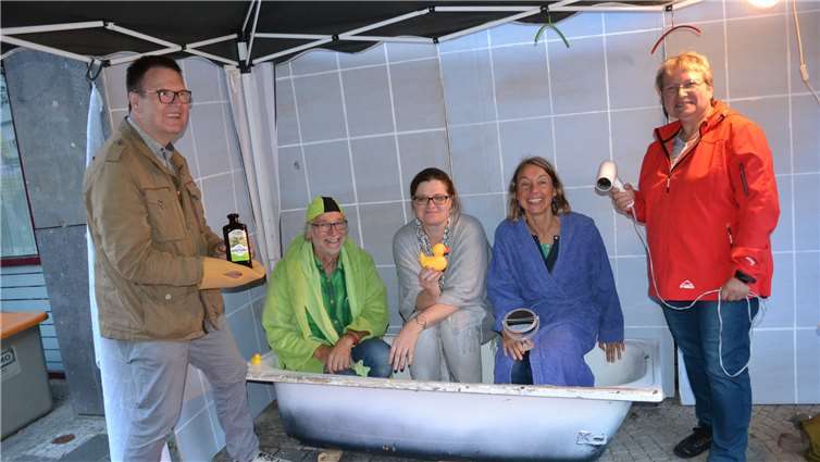 Im Badezimmer vor dem Rathaus in Andernach machten es sich viele Menschen bequem, so auch Vertreter der Fachkonferenz Integration: (V.li.n.re.) Felix Tölle, Günter Leisch, Lena Pauls, Margret Marxen-Ney und Irmgard Hauröder-Diewald. E.T. Müller