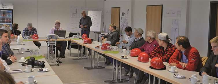 Im Baubüro begrüßte Udo Klein die Teilnehmer. Heiko Eggerichs