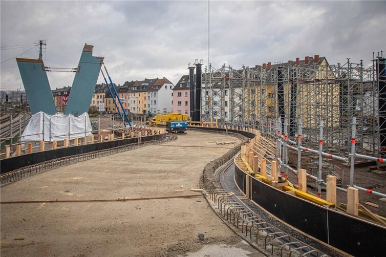 Im Baufeld auf der Goldgrube-Seite ist der Verlauf der zukünftigen Rampe bereits gut zu erkennen. Fotos: Stadt Koblenz/Andreas Egenolf