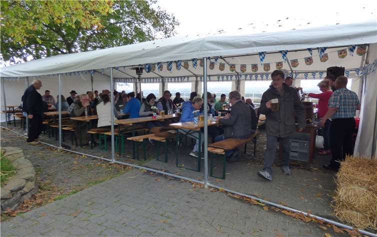 Im Bayrisch geschmückten Zelt ließen es sich die Gäste gut gehen. Fotos: privat