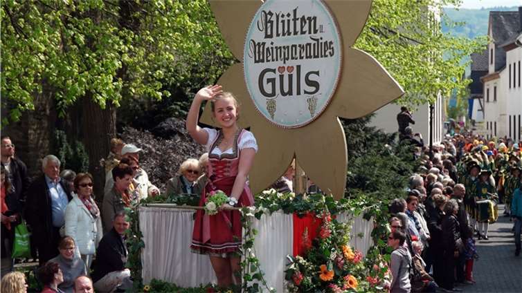 Im Begrüßungswagen der Heimatfreunde Güls stand dieses Jahr die Begrüßungsdame L...