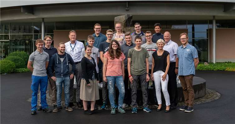 Im Beisein der Ausbilder sowie des Werkleiters starteten elf neue Auszubildende von Griesson - de Beukelaer am Standort Polch mit der Berufsausbildung.Foto: Rauhut Photography