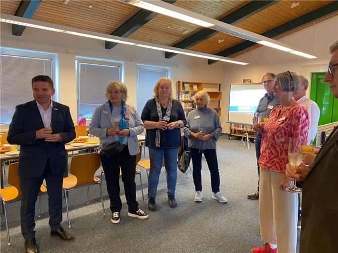 Im Beisein der Büchereileitung Franzis Steinhauer (rechts) dankt Bürgermeister Holger Jung (links) den ehrenamtlichen Mitarbeitenden herzlich. Foto: Stadt Meckenheim